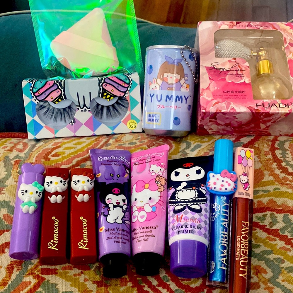 Great HK/Kuromi set comes with 12 items great bundle